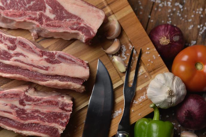 carne cruda cortada en una tabla de cortar